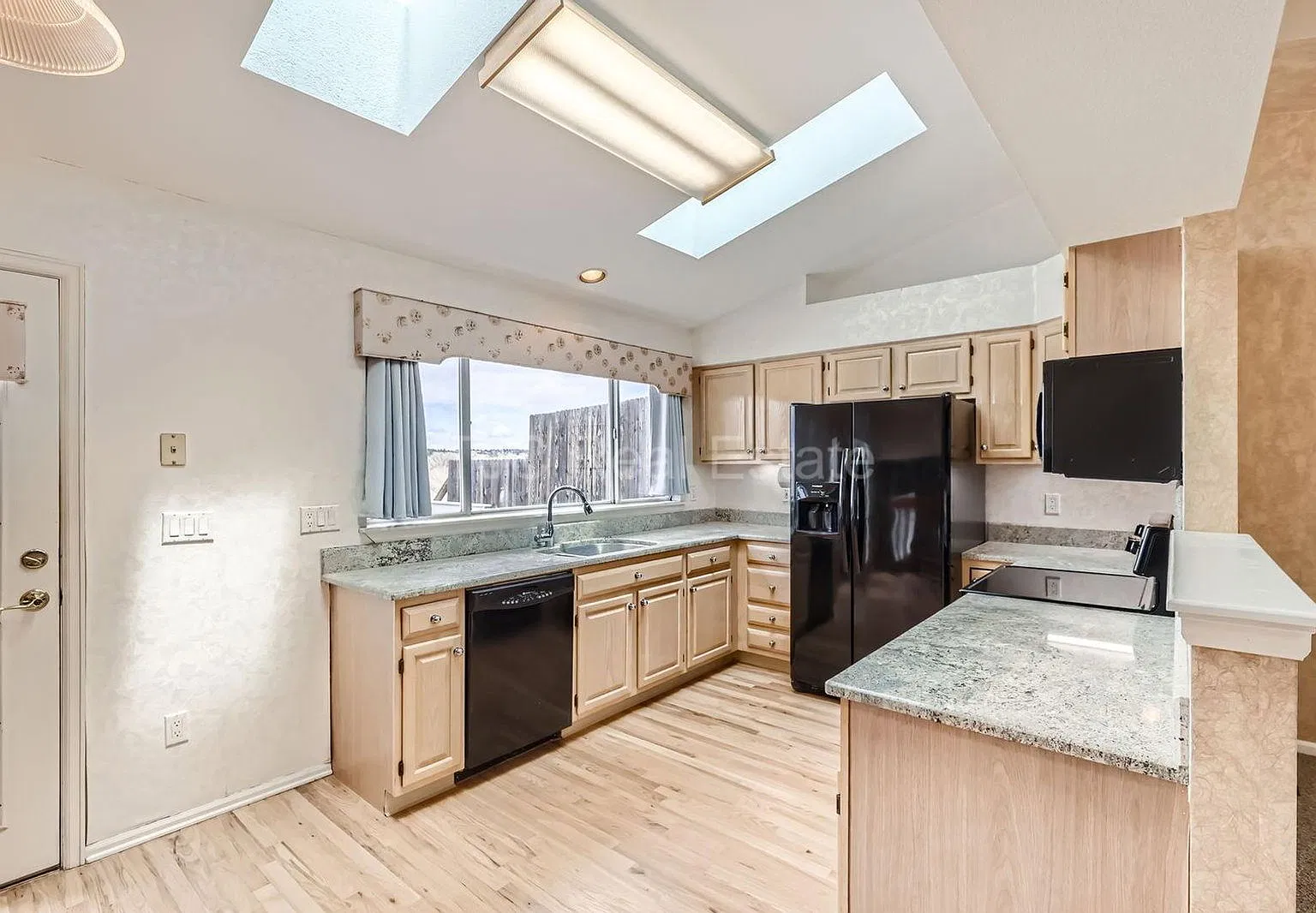 3 bed, 2.0 bath, 1756 sqft, $2,995 — Photo 4