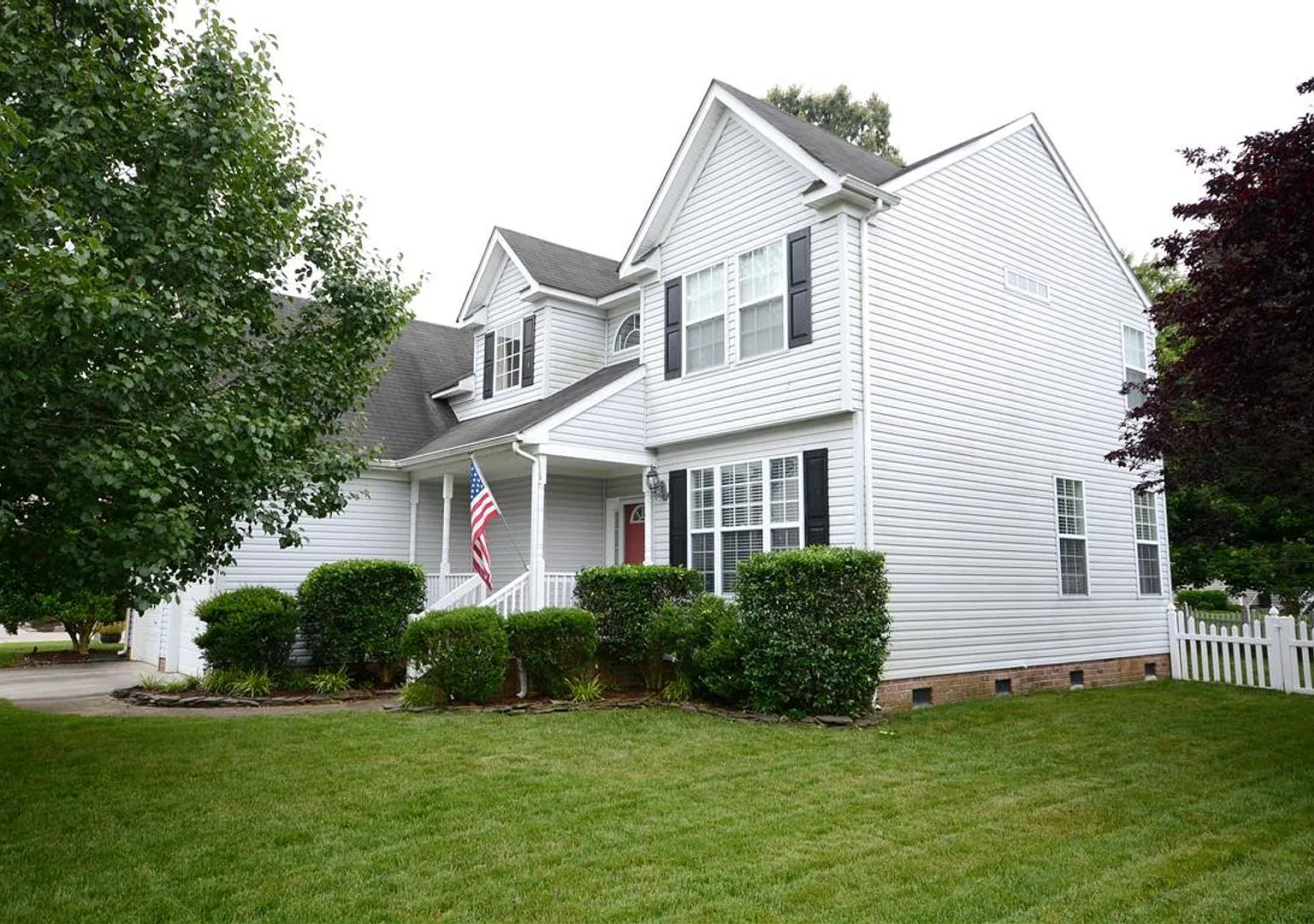 Beautifully maintained 2 story home in the desirable Sawyers Mill Crossing community! — Photo 2