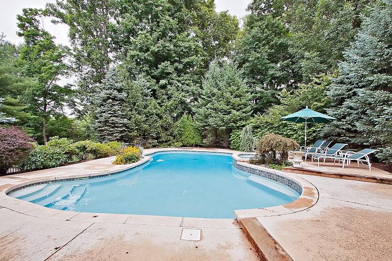 2nd image of 4 Cedar Ridge Ln