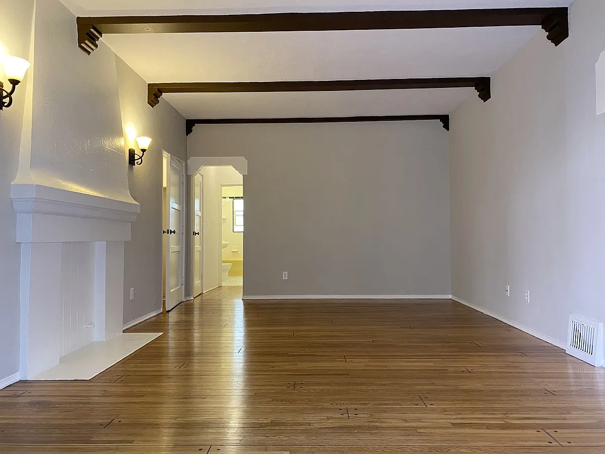Building Photo - 650 S Cloverdale Ave #1