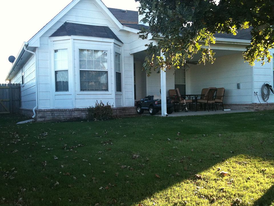 Back view of house w/covered patio