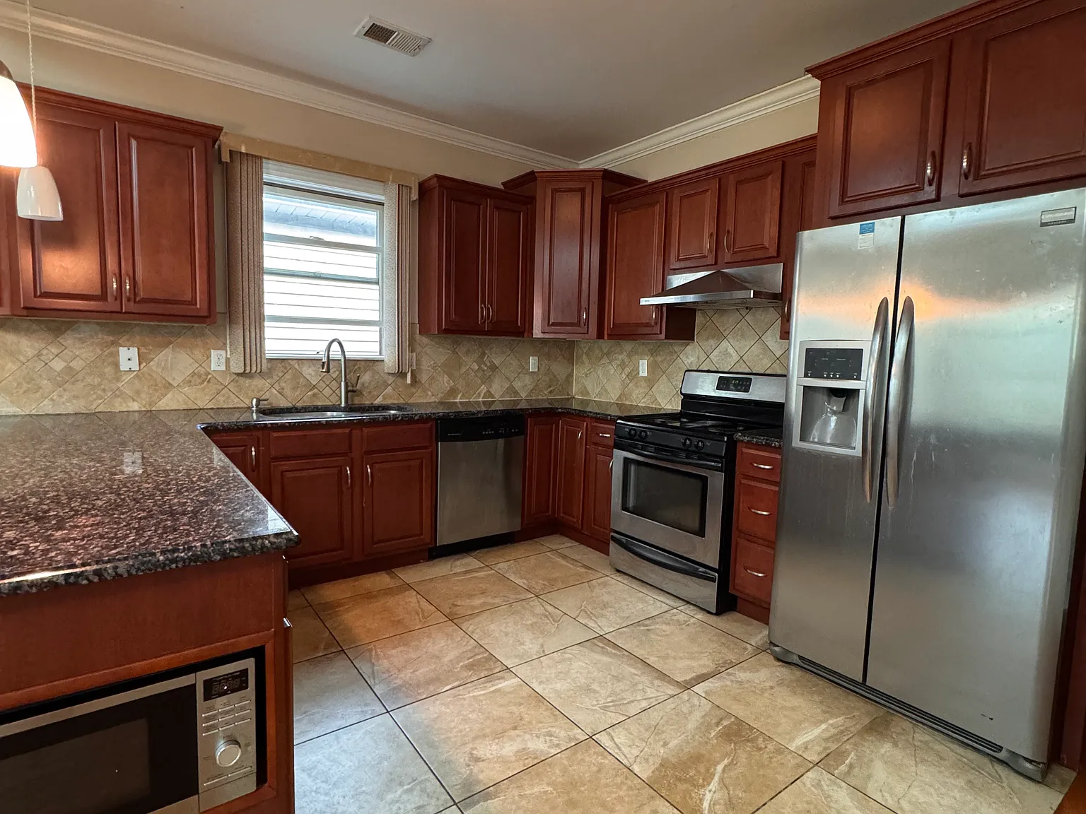 3 bed, 1400 sqft, $3,000 — Photo 4