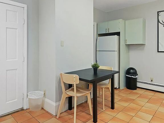 3rd image of 132 Chiswick Rd #00A