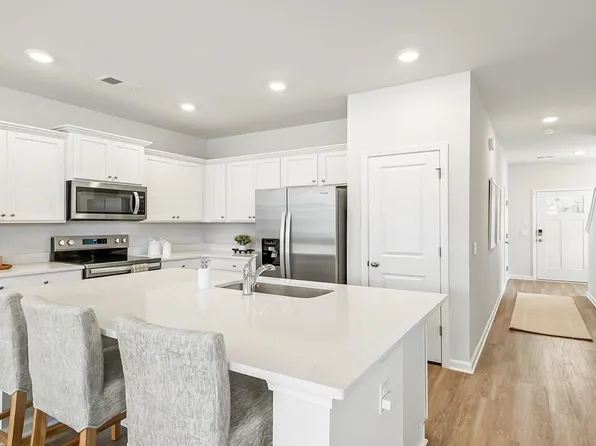 738 Galivant Dr, Summerville, SC 29483