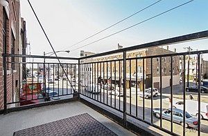 4th image of 711 W Grand Ave