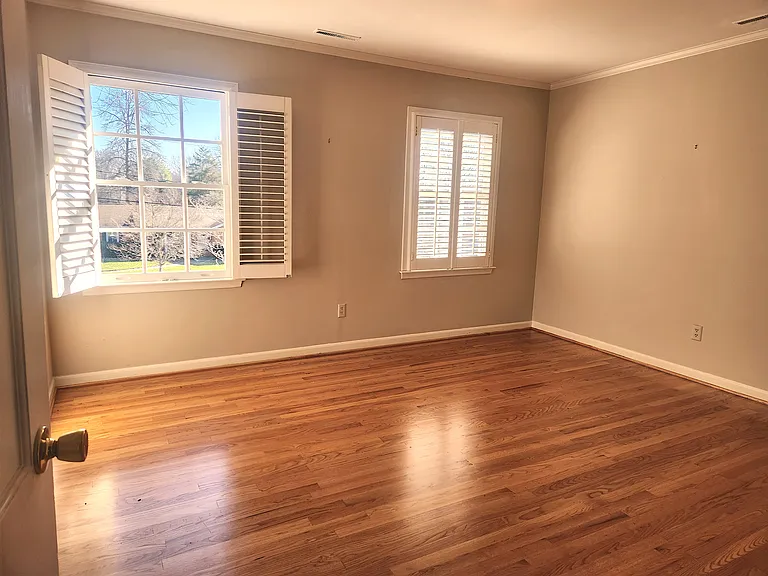 426 Devonshire Ln — Photo 10