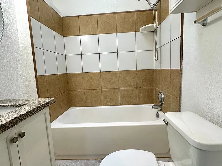 2221 Abbott St #4 — Photo 10