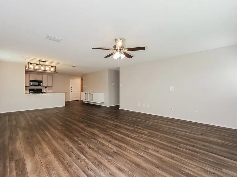 1124 Skyline Dr — Photo 3