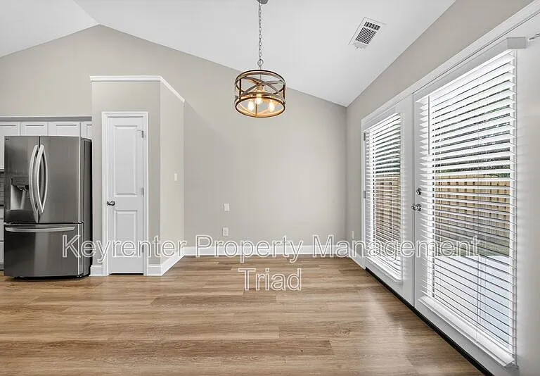 1153 Hawick Dr — Photo 31