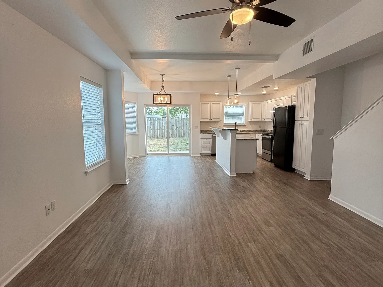 3 bed, 2.5 bath, 1658 sqft, $1,660 — Photo 3