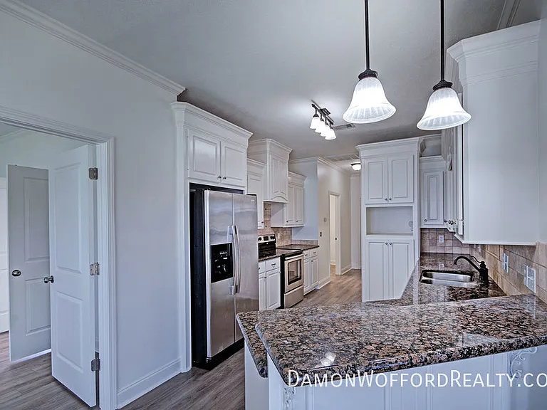 142 Lakeway Dr — Photo 9