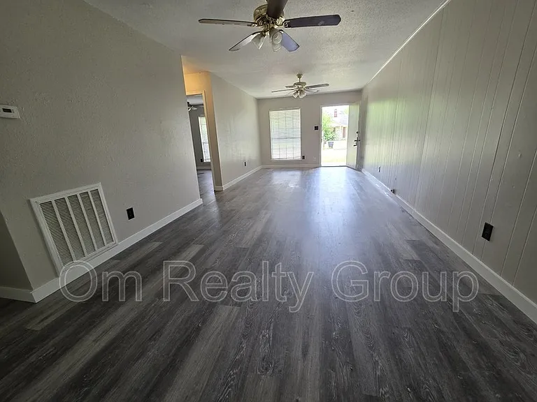 12740 Shannon Hills Dr — Photo 2