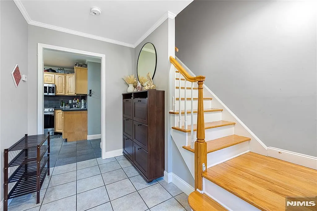 3 bed, 2.5 bath, 1668 sqft, $6,000 — Photo 2