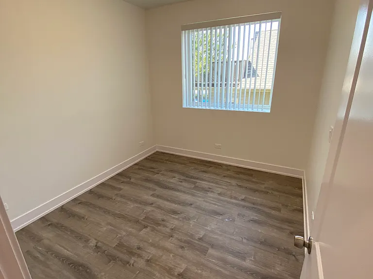 4418 N Austin Ave #102 — Photo 17