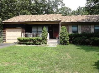 60 Forest Dr, Riverhead, NY 11901