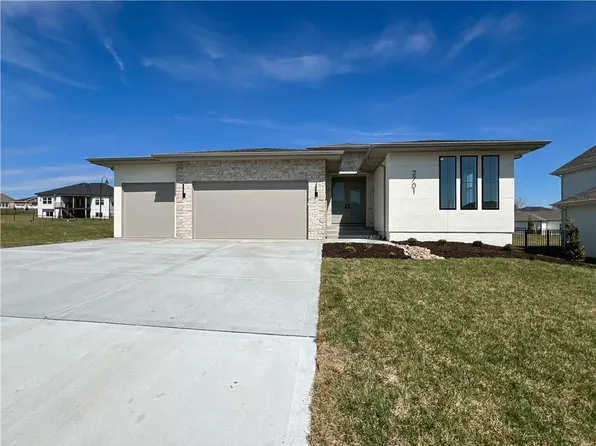 2701 Wheatley Dr, Blue Springs, MO 64029