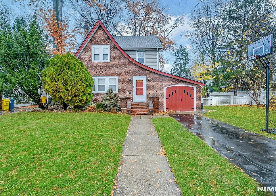 1st image of 425 Beatrice St