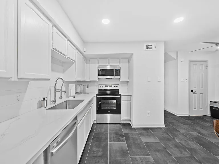 3831 Landmark Dr — Photo 7