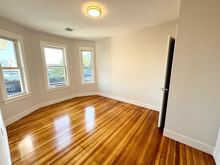 147 E Cottage St #3 — Photo 5