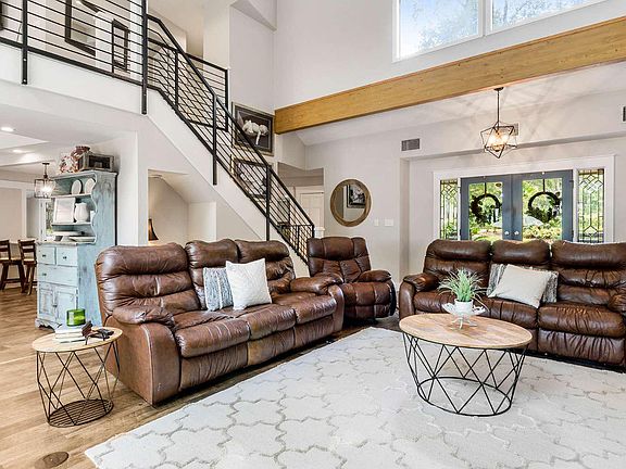 4th image of 302 NW Cypress Cove Dr