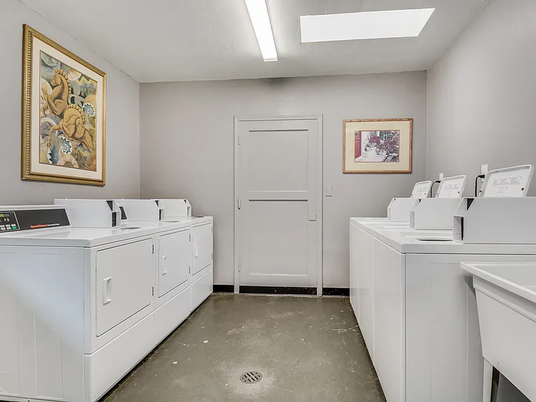 Townhouse Square Apartments — Photo 18