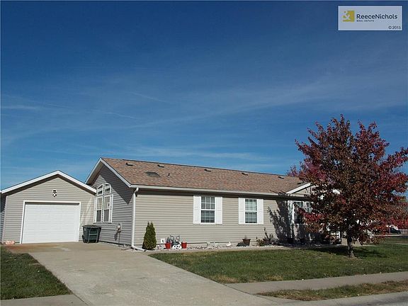 2nd image of 206 NE Cottonwood St