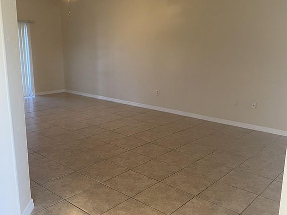 4th image of 829 NE 15th Ln