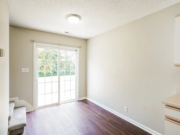 1464 Rochester Dr — Photo 6