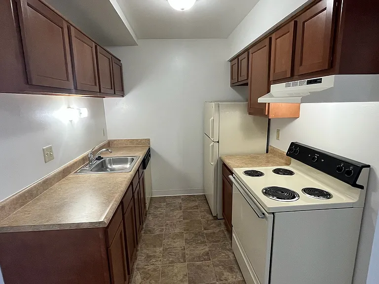Charter Oaks Apartments — Photo 80