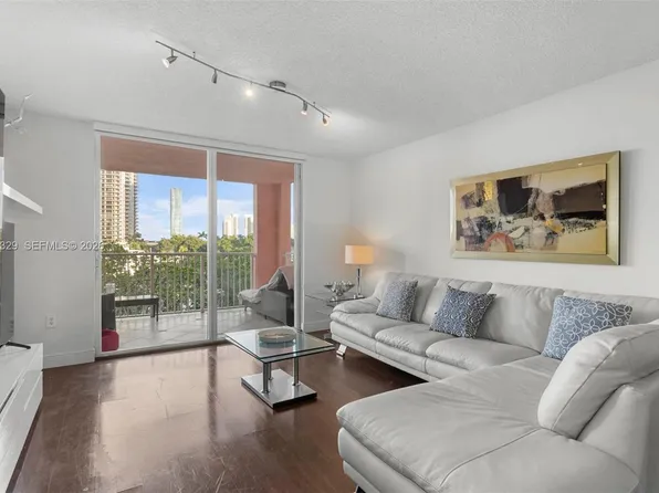 19655 E Country Club Dr, Aventura, FL