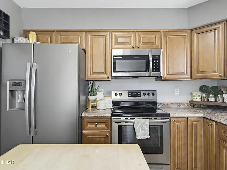 2195 Bombay Dr — Photo 11