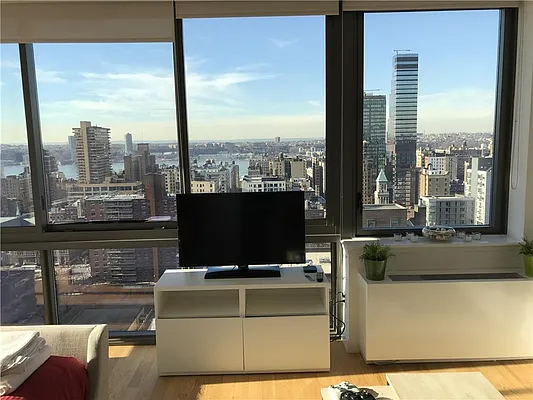 Rented by R New York | media 2