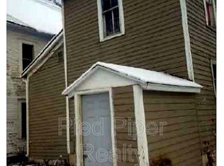 215 1/2 W Homer St, Freeport, IL 61032