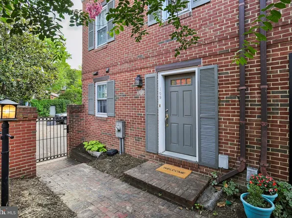 109 King Henry Ct, Alexandria, VA 22314