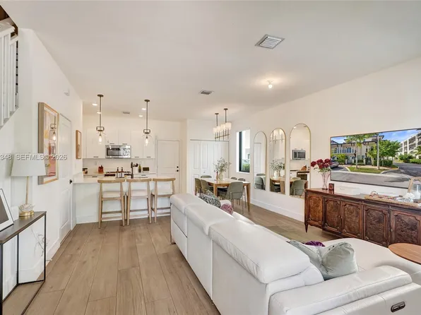 8166 NW 42nd St, Doral, FL 33166