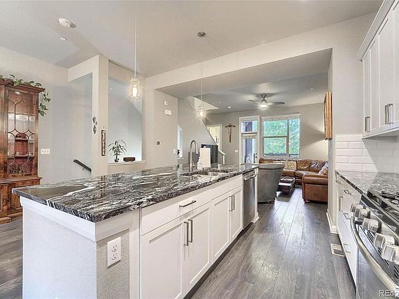 Amazing 2nd floor with tons of open space from dining room, kitchen, to living room. Lots of natural lighting!