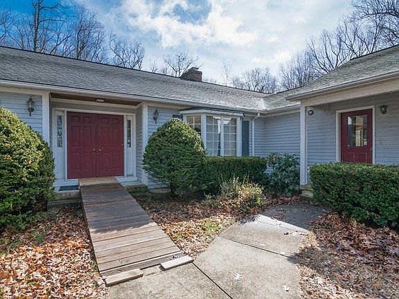 4th image of 16 Hickory Hill Dr