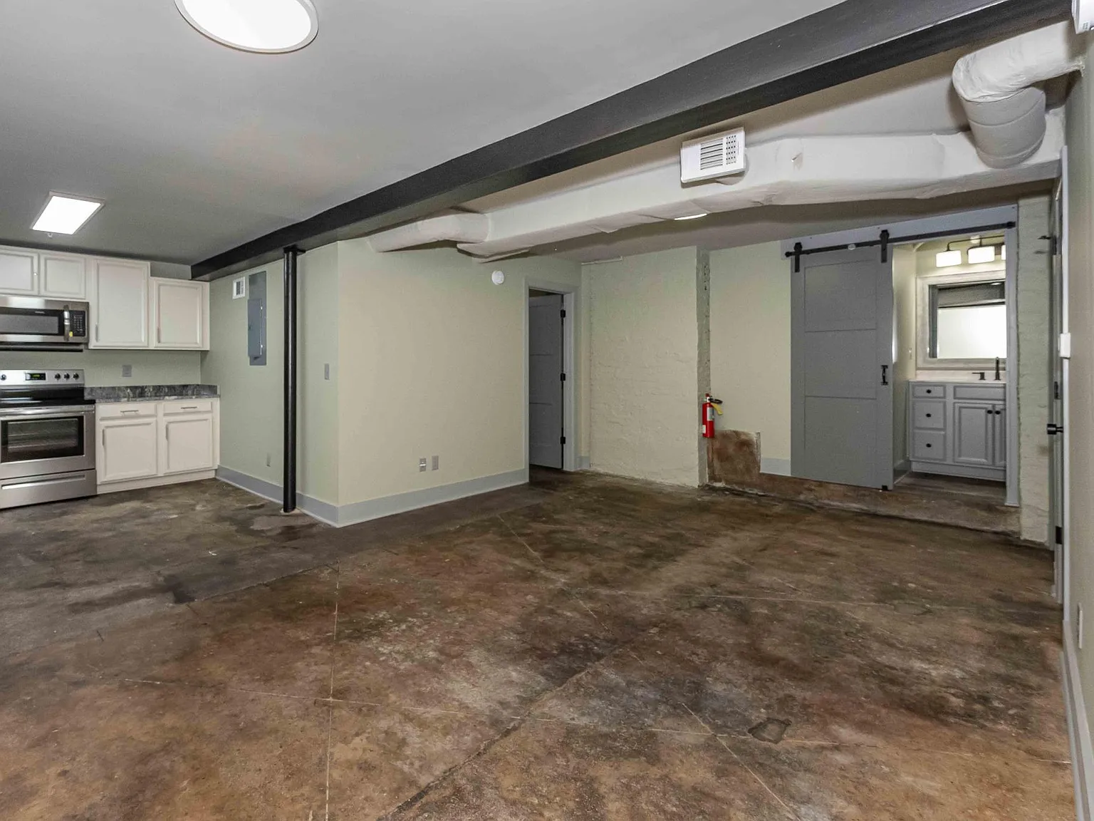 3 bed, 950 sqft, $1,600 — Photo 3