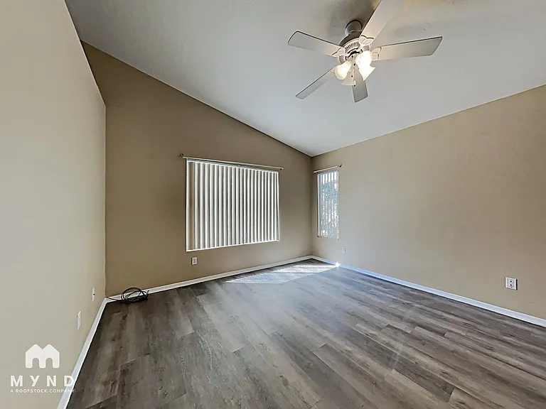 685 E Cantebria Dr — Photo 15