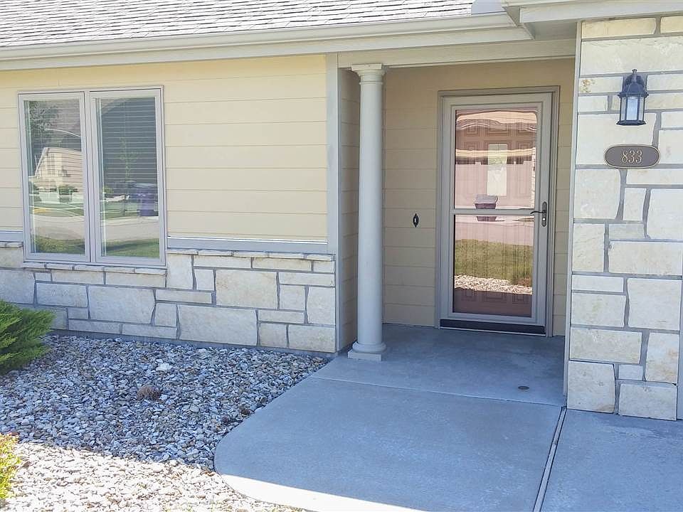 1st image of 833 Newfoundland Dr