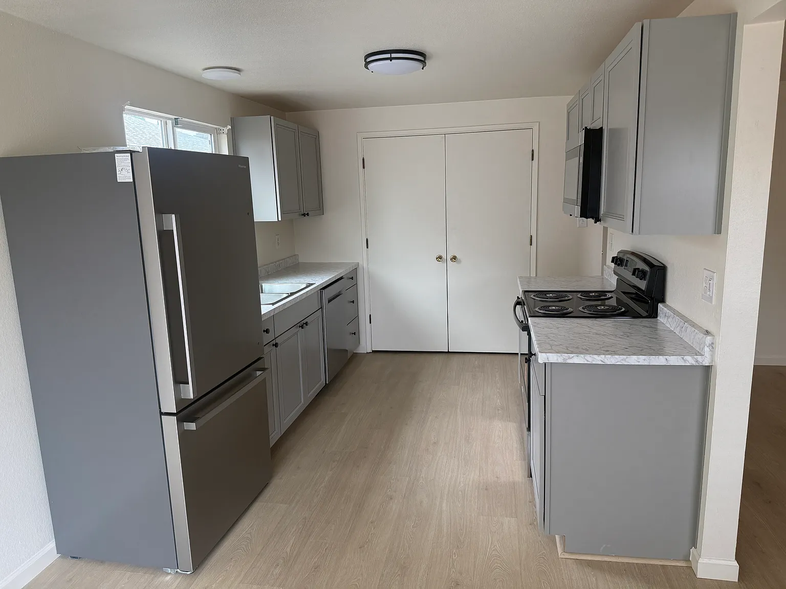 3 bed, 1256 sqft, $2,400 — Photo 3