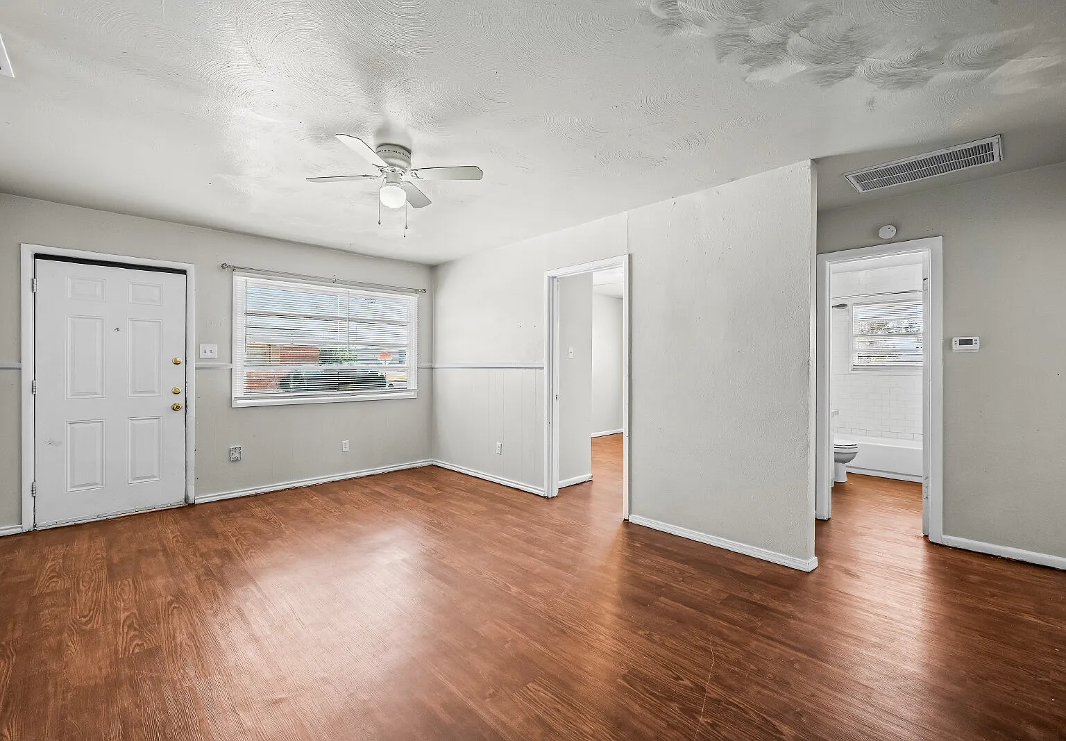 2 bed, 1.0 bath, 839 sqft, $850 — Photo 2