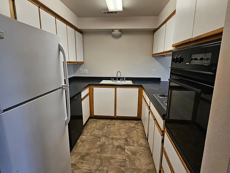 300 Indian Trail Ct — Photo 8