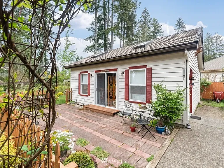 141 E Fairway Dr — Photo 3