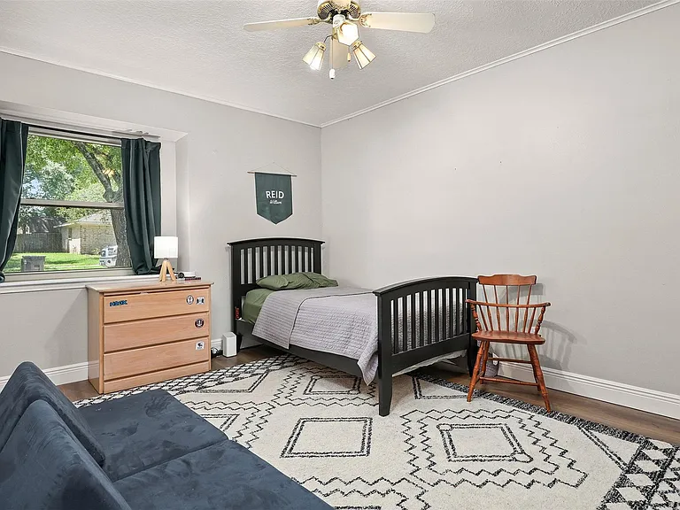 1819 Meadow Creek Dr — Photo 18