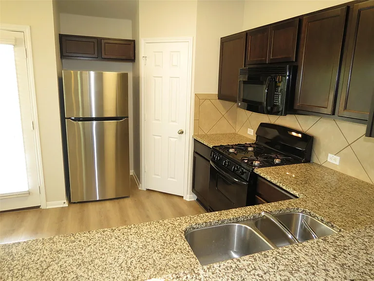 375 Musgrav — Photo 10