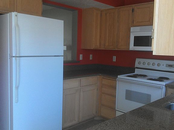 Kitchen (refrigerator, microwave, oven, dishwasher, granite countertops)