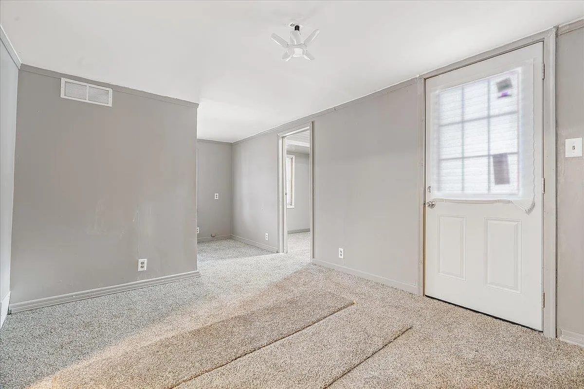 2609 Maplewood Ave photo 1