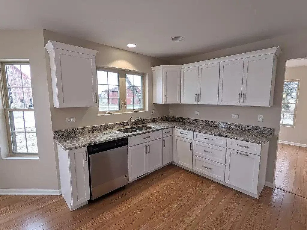 1125 E Goodenow Rd — Photo 3