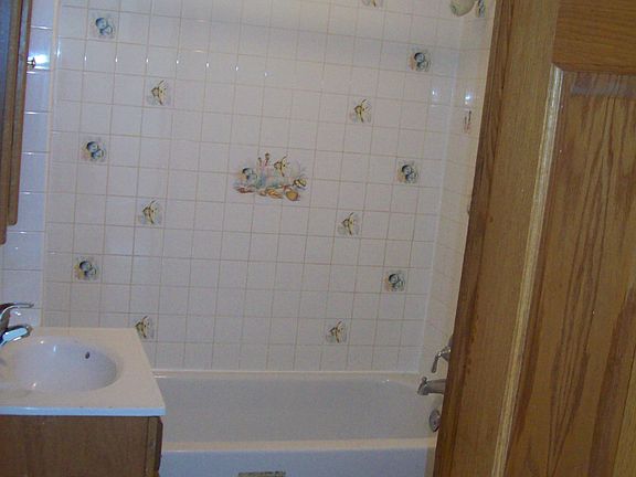 bath room full tub w shower